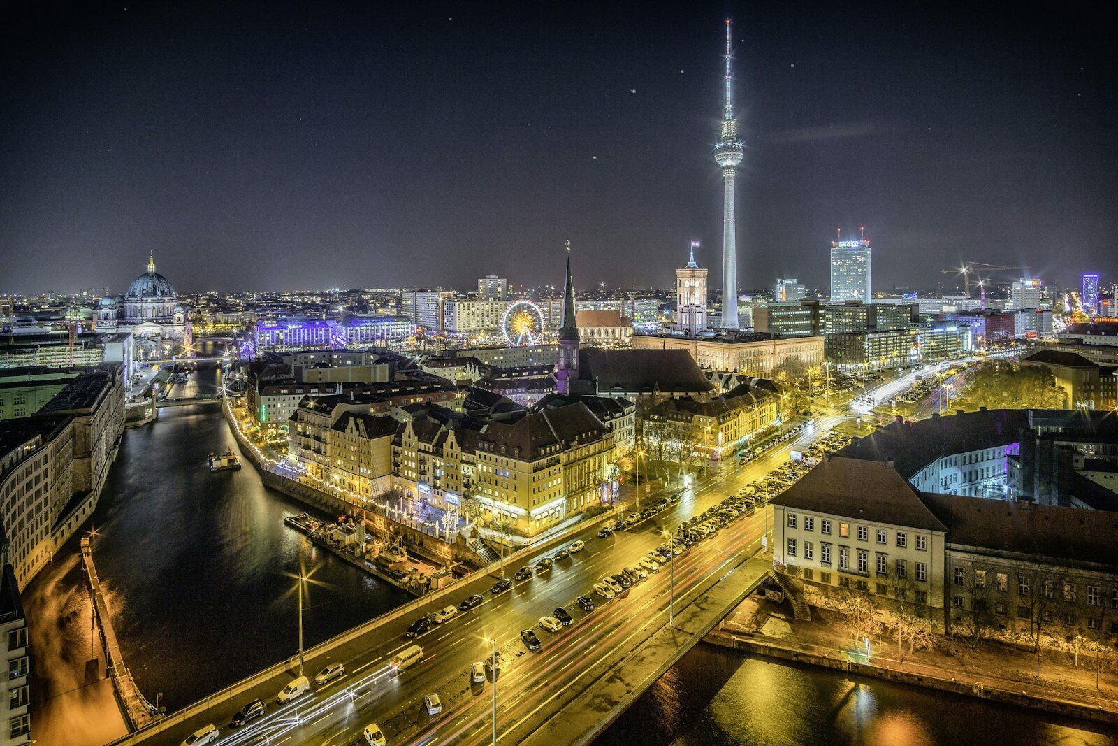 Berlin bei Nacht aus der Vogelperspektive
