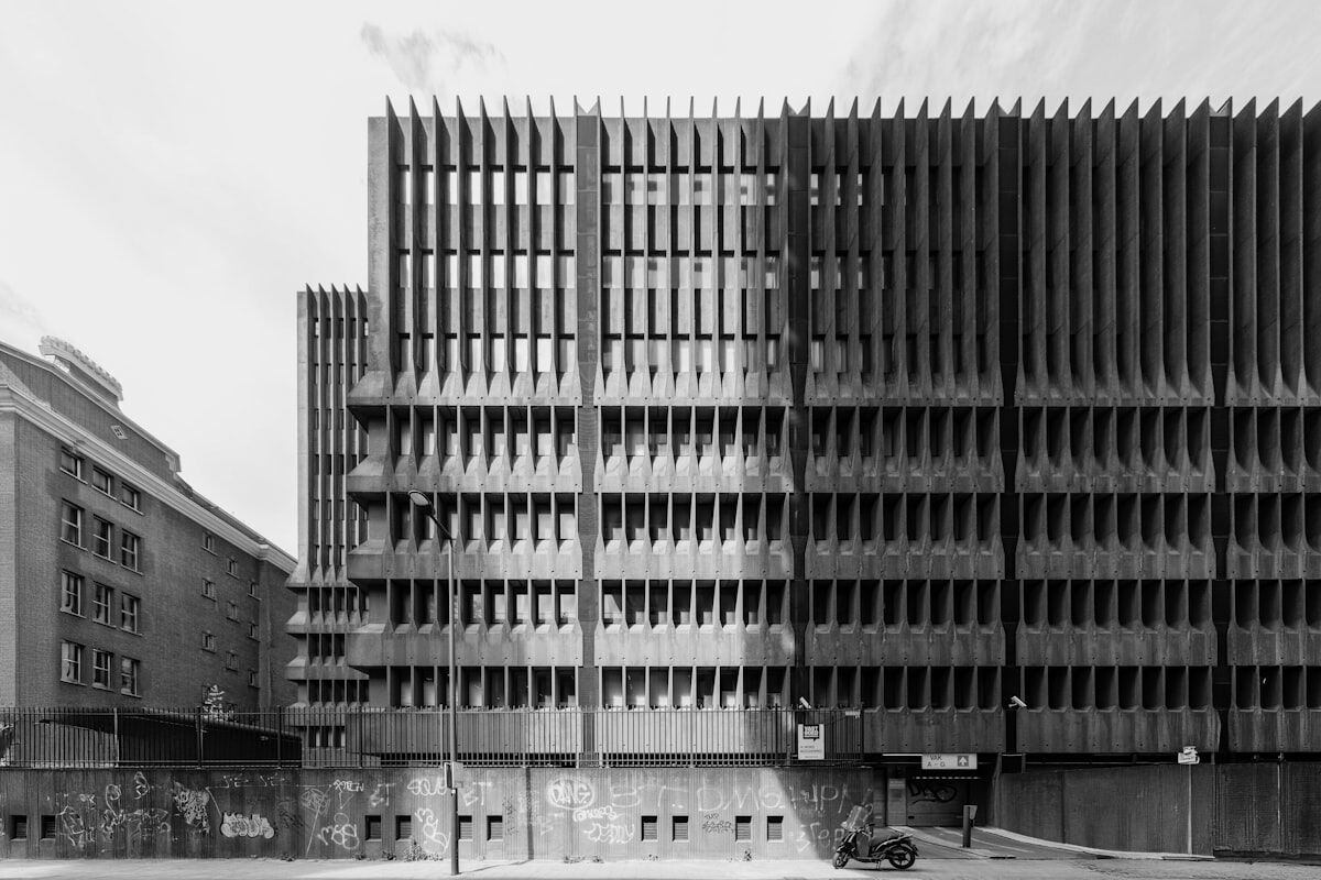 Sichtbetonfassade mit vertikaler Gliederung