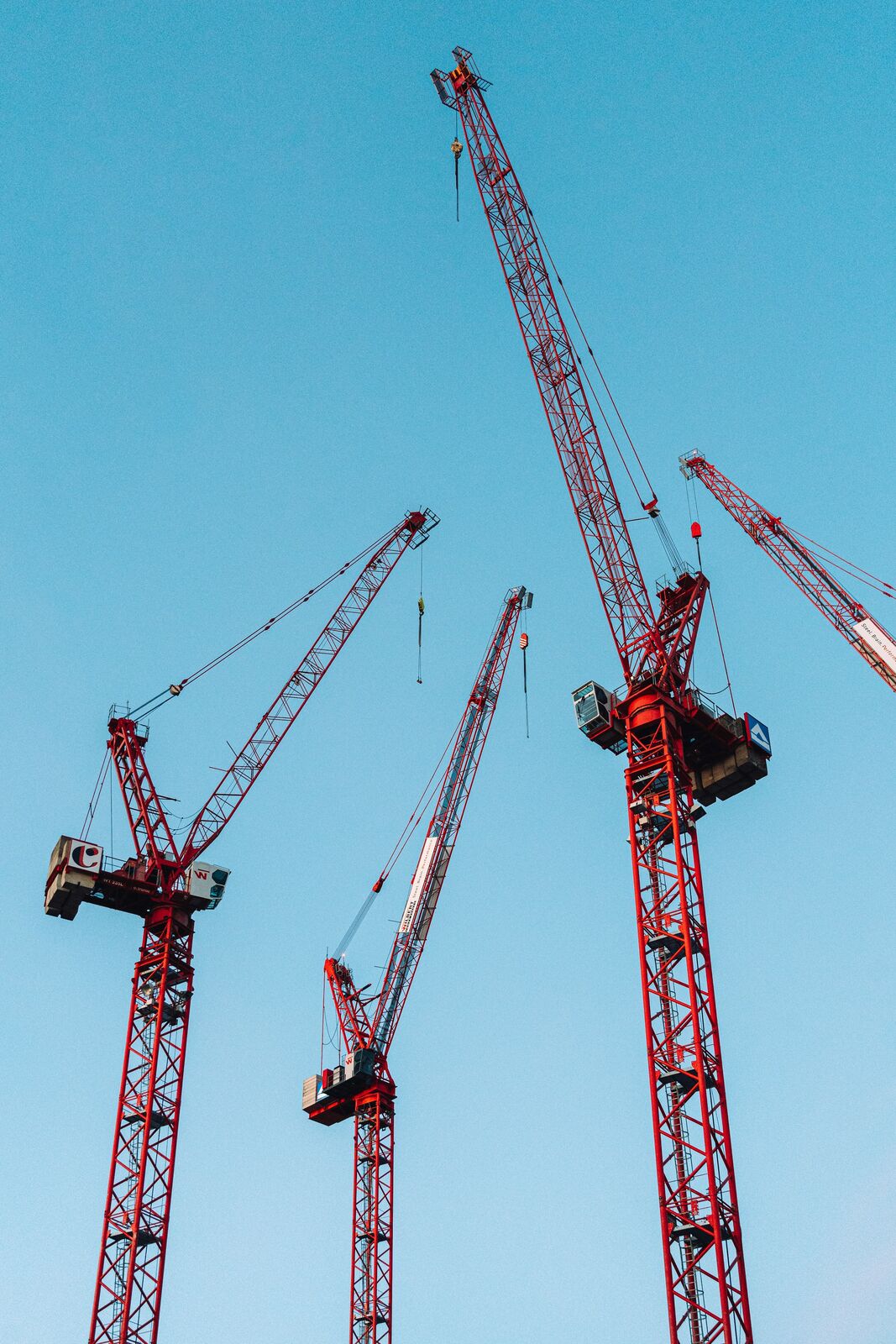 Großbaustelle mit Turmdrehkränen in Berlin