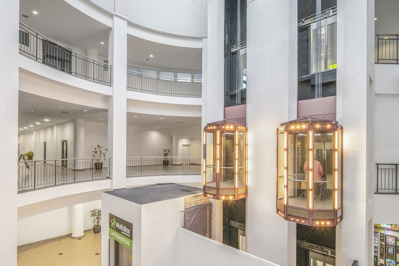 Atrium mit Panoramaaufzügen