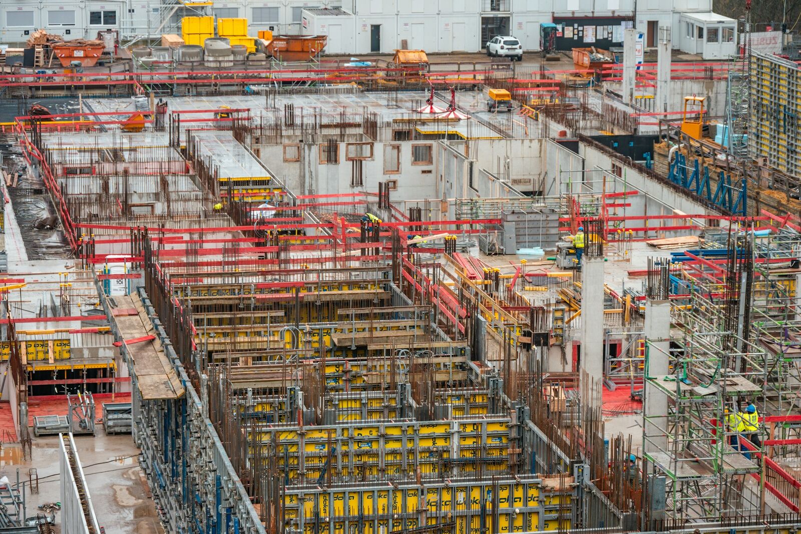 Rohbau mit Betonstruktur und Gerüst
