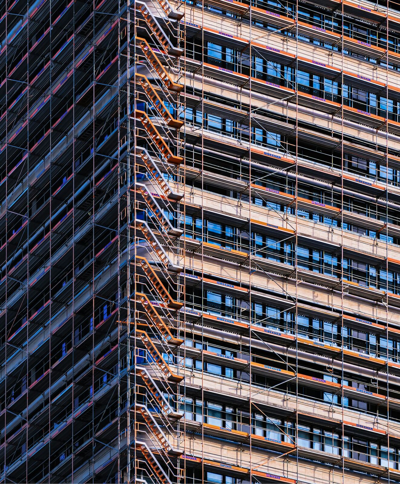 Bestandsgebäude mit Baugerüst