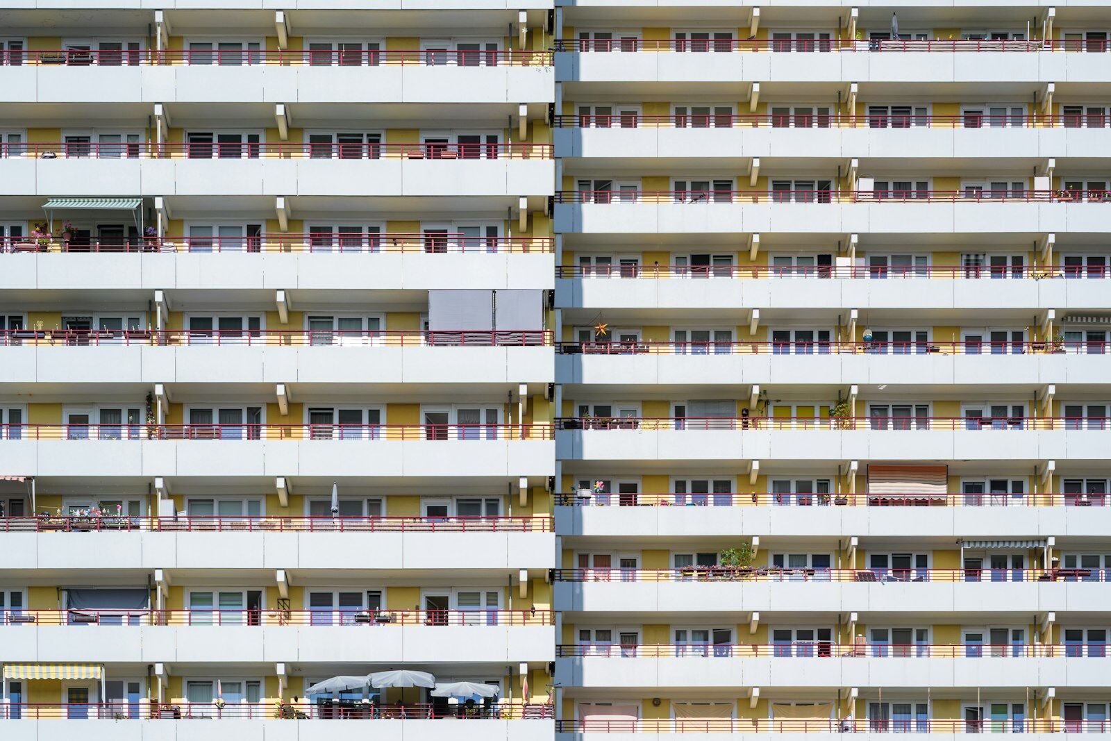 Moderne Wohngebäudefassade mit Balkonen