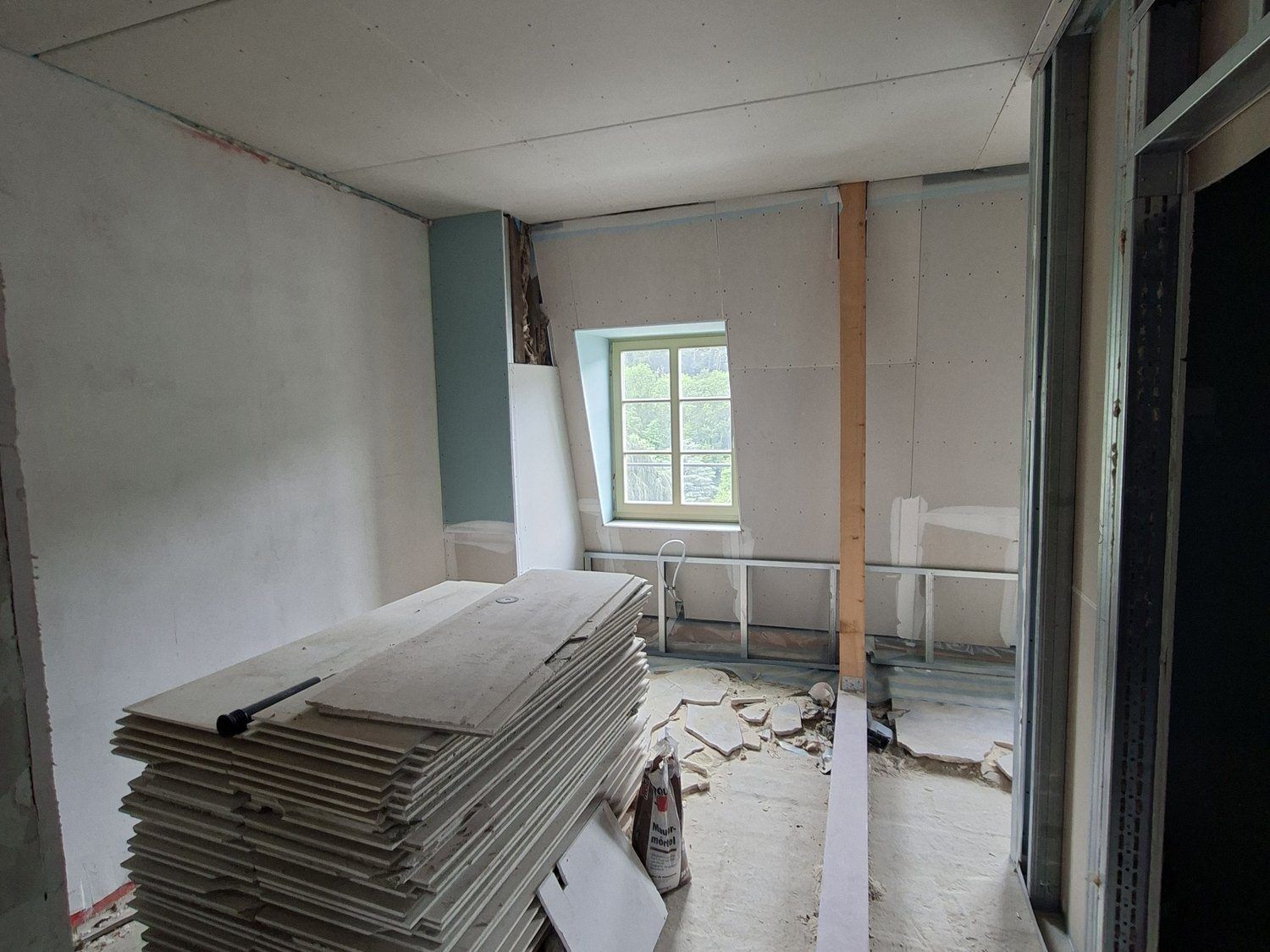 Zimmer mit historischer Fensteröffnung